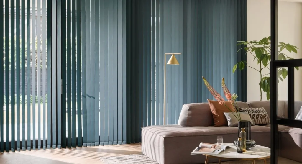 Cortinas verticales living color azul Hunter Douglas