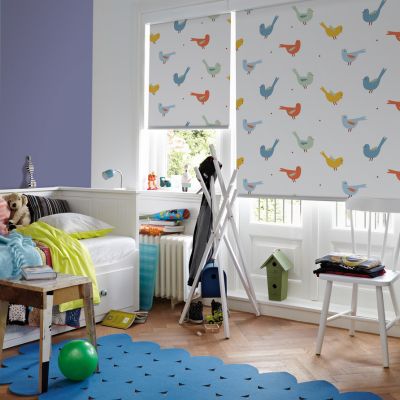 habitación moderna con cortinas infantiles