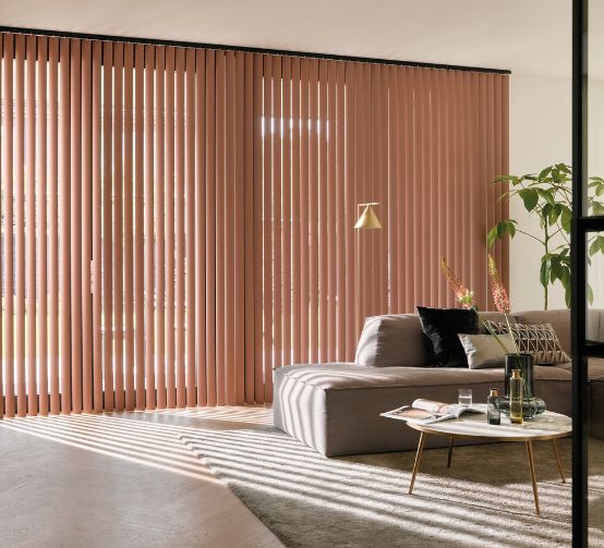 Cortinas bandas verticales en living moderno