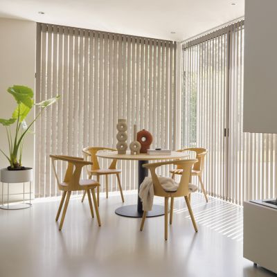 Cortinas bandas verticales en comedor