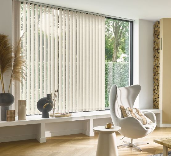 Cortinas bandas verticales blanca en sala de estar